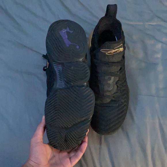 Lebron 16’s - Picture 2 of 5
